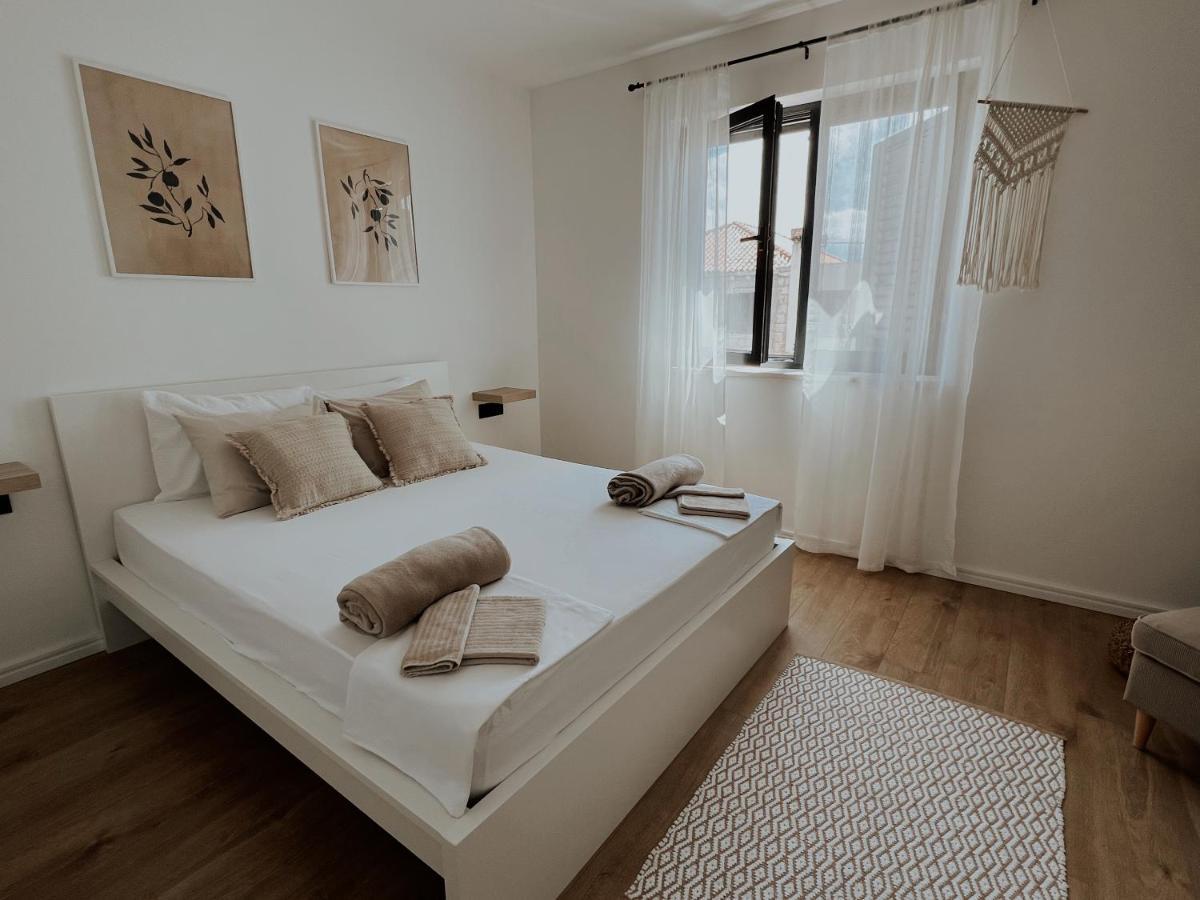 Dawn & Dusk - Modern Two Bedroom Apartment With Mountain Views Cilipi Bagian luar foto