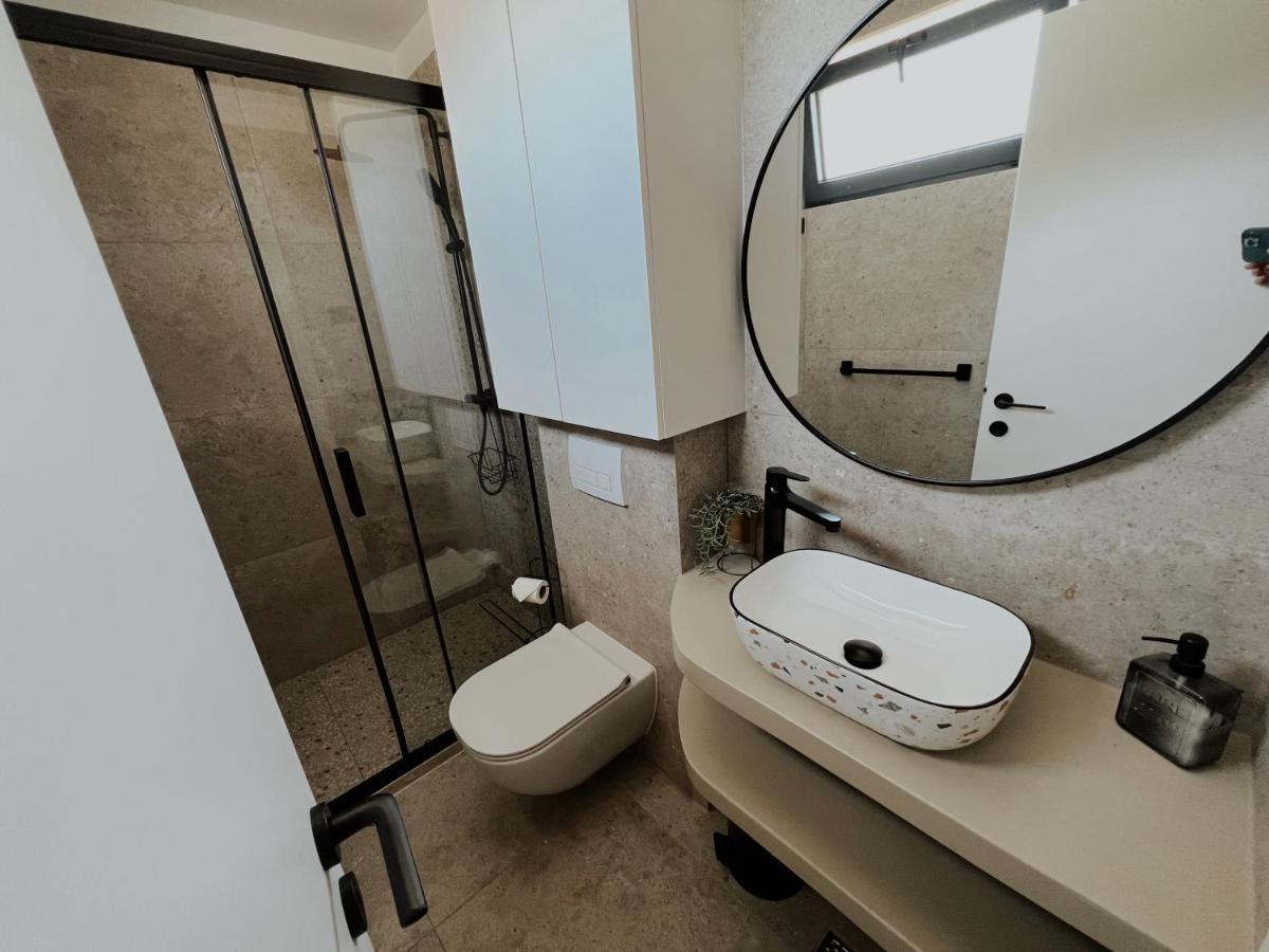 Dawn & Dusk - Modern Two Bedroom Apartment With Mountain Views Cilipi Bagian luar foto