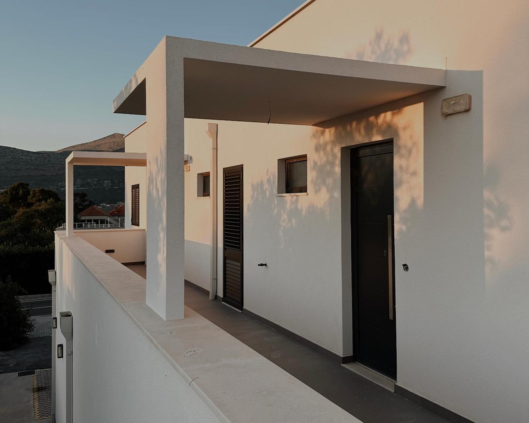 Dawn & Dusk - Modern Two Bedroom Apartment With Mountain Views Cilipi Bagian luar foto